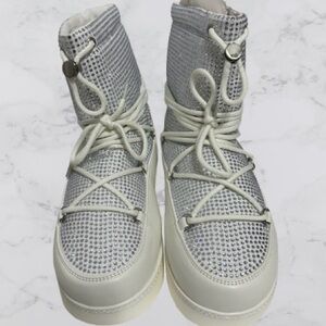 INC International Concepts Women’s Brooklynn Silver and White Winter Booties 10M